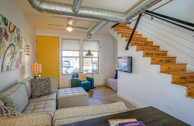 #2-Mount Condo · Urban! Art! 1bd1ba Condo near Old Town/Sawmill