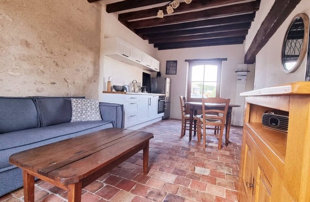 2-person gîte with swimming pool