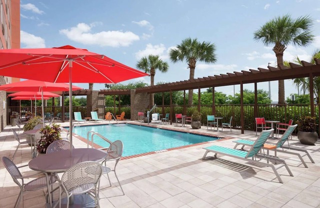 2 Pet-friendly Units Near CityCenter! FREE Parking and Breakfast! Pets Allowed!