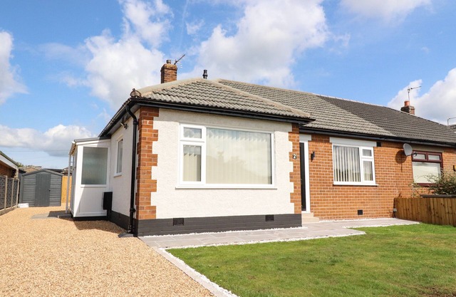 2 PINE GROVE, pet friendly, with a garden in Garstang