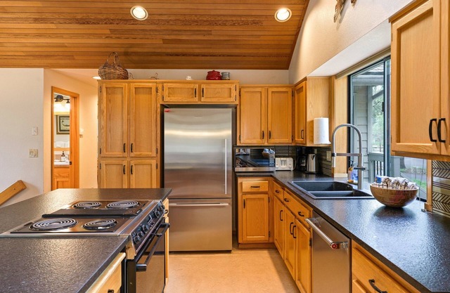 2 Quail Home Private Hot Tub, Steps from SHARC and short walk to the Sunriver Village by RedAwning