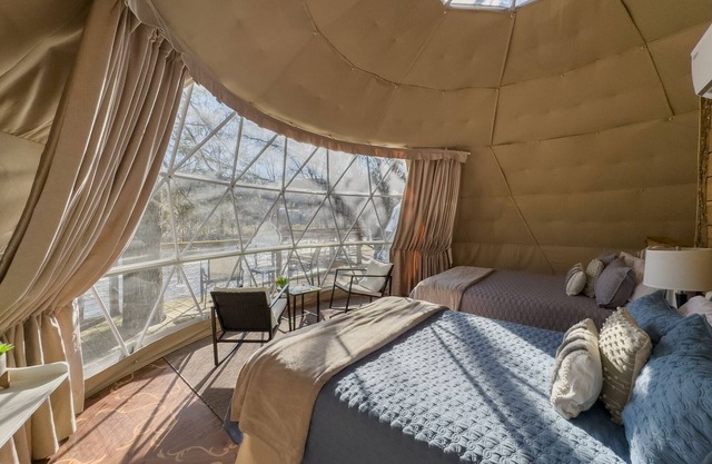 2 queen Bed and Full Bath Glamping Dome on the River!