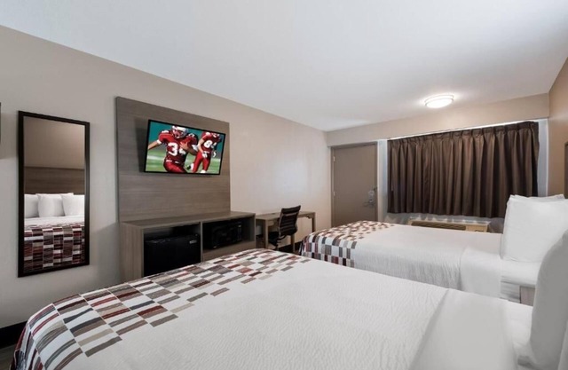 2 Renovated Rooms Perfect for Families, close to I-75 exit 5 & Restaurants