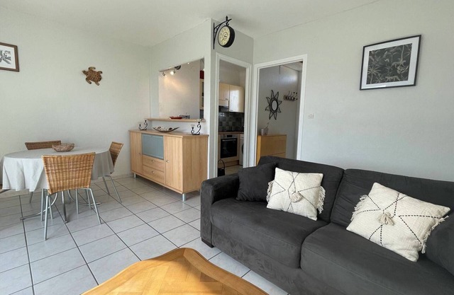 2-room apartment with balcony, parking, steps away from the beach