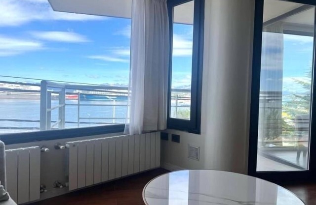 2 rooms with a view of the channel and a balcony.