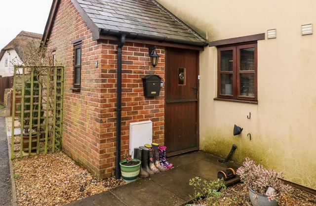 2 ROSE COTTAGES, pet friendly, with a garden in Haselbury Plucknett