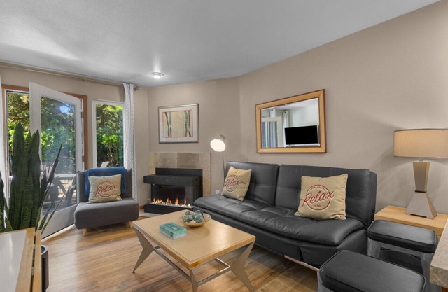2 Sand Dune: Cozy Town Home | Walk to Beach | Dog-Friendly