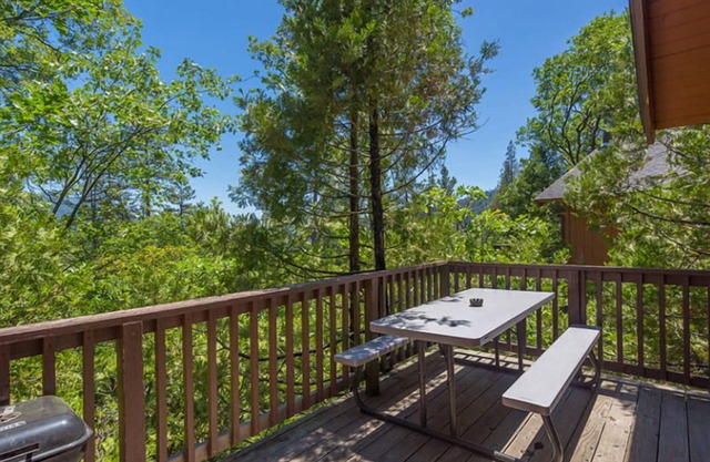 2 Scenic Lakeside Retreat Near Yosemite, Perfect for Hikes & Lake Adventures