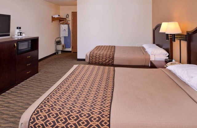 2 Spacious Rooms w/BBQ Grill and Friendly Staff – Near Highway 6