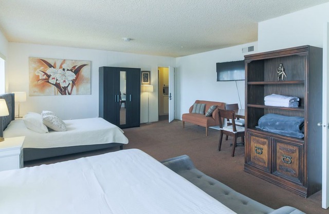 2 Spacious Suites for 8 Guests in UTC near UCSD SD