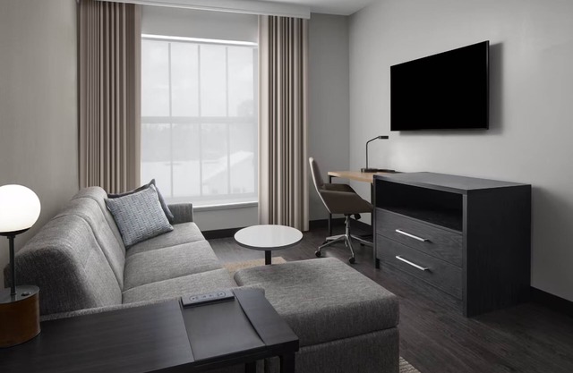2 Spacious Suites w/Kitchen, Free Breakfast, and Heated Pool Near Mayo Clinic