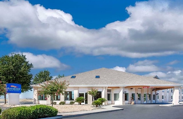 2-Star Hotel ∙ Baymont by Wyndham Willows