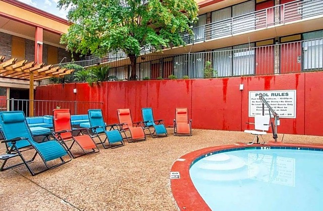 2-Star Hotel ∙ Clarion Inn & Suites University Center