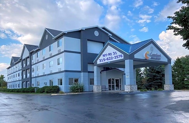 2-Star Hotel ∙ Comfort Inn & Suites Liverpool-Clay