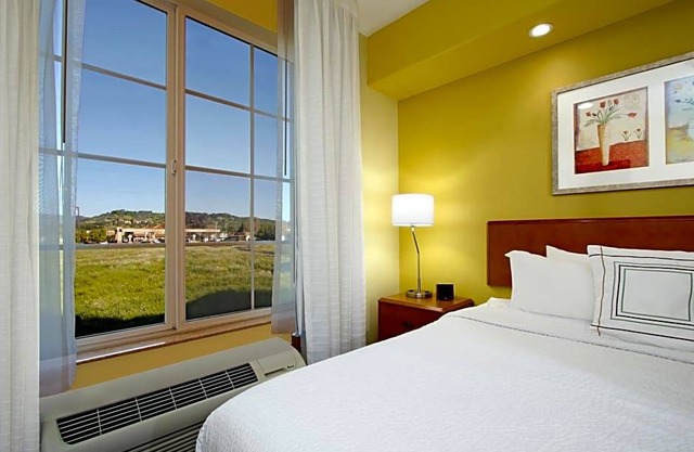 2-Star Hotel ∙ Fairfield Inn & Suites by Marriott Fairfield Napa Valley Area