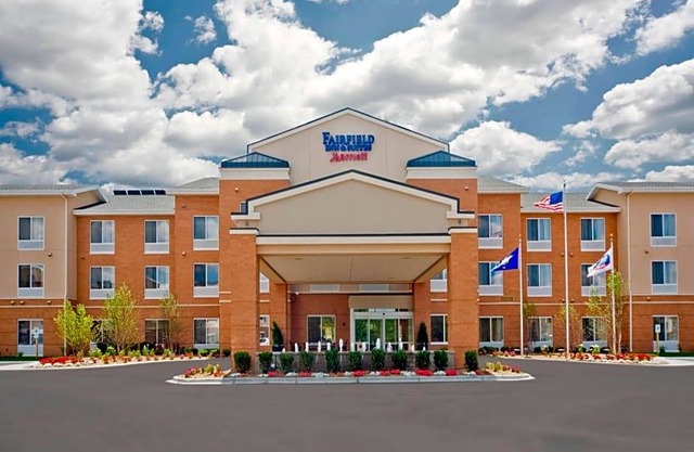 2-Star Hotel ∙ Fairfield Inn & Suites by Marriott Milwaukee Airport