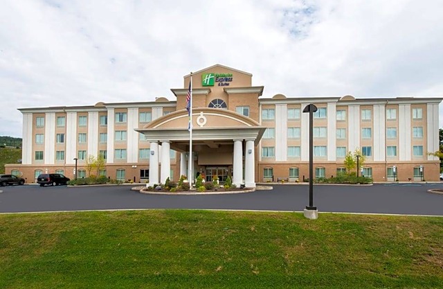 2-Star Hotel ∙ Holiday Inn Express and Suites Dickson City, an IHG Hotel