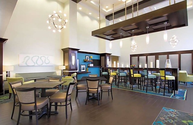 2-Star Hotel ∙ Hampton Inn & Suites York South