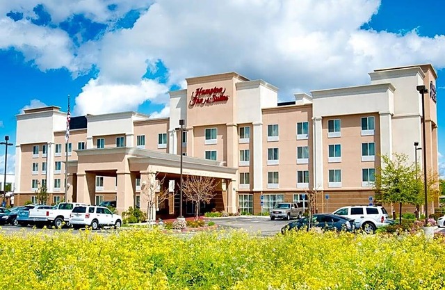 2-Star Hotel ∙ Hampton Inn & Suites Fresno