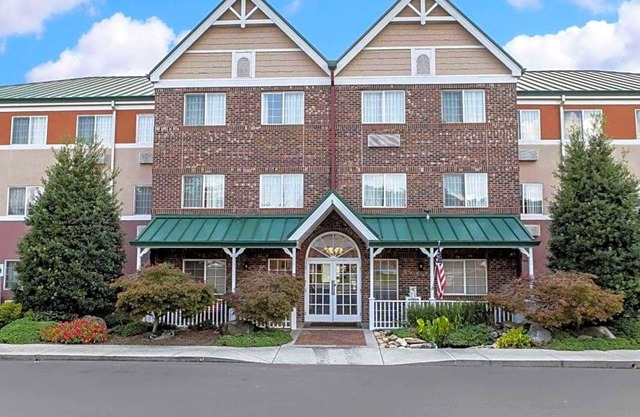 2-Star Hotel ∙ MainStay Suites Knoxville Airport