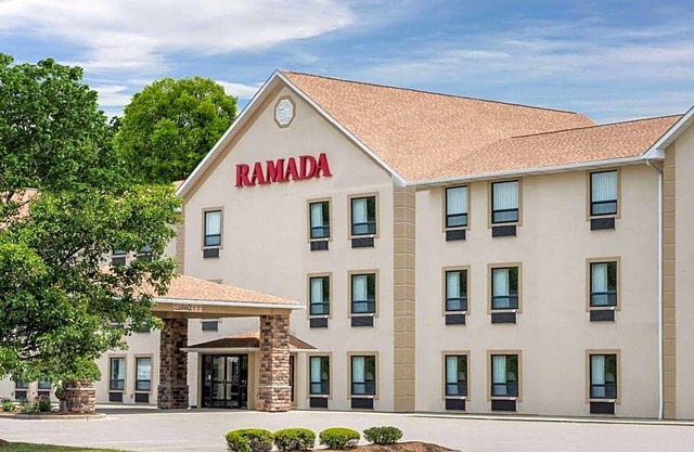 2-Star Hotel ∙ Ramada by Wyndham Strasburg Dover