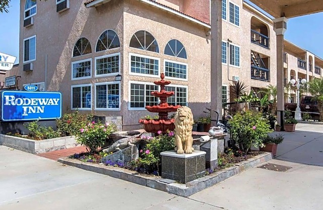 2-Star Hotel ∙ Rodeway Inn Cypress