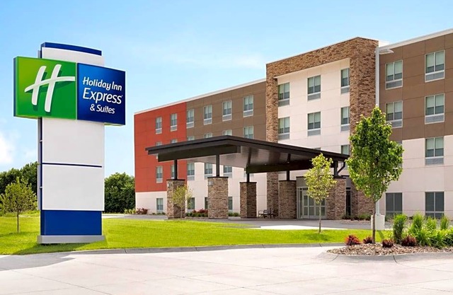 2-Star Hotel ∙ Holiday Inn Express & Suites - Savannah N - Port Wentworth, an IHG Hotel
