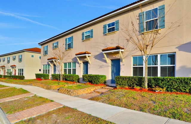 2-story home near Disney & Orlando with patio, fast WiFi, desk, washer/dryer, AC