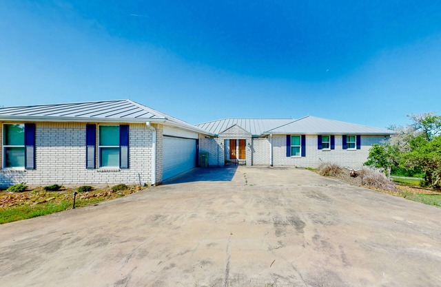 2-story home with covered patio, balcony, fireplace, streaming, great views, W/D