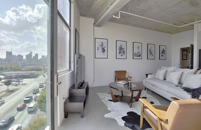 2-Story Loft with Views 30day min w/WiFi, AC, Parking, TV, Furnished, Rooftop