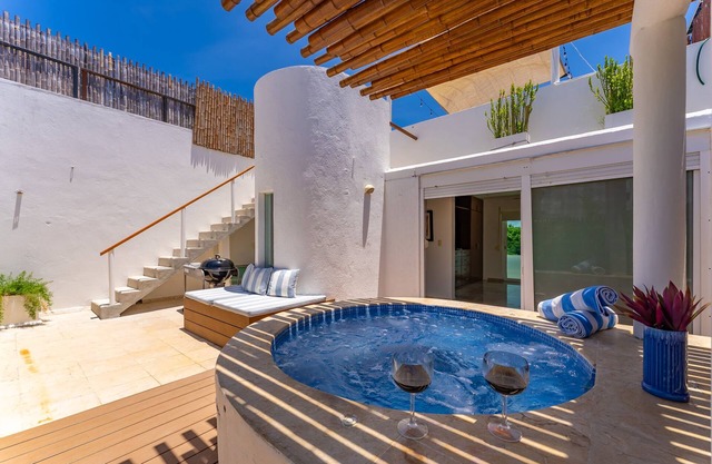 2 story PH heated jacuzzi close Beach & 5th