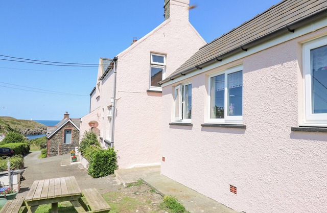 2 SUNNY HILL, character holiday cottage, with a garden in St Davids