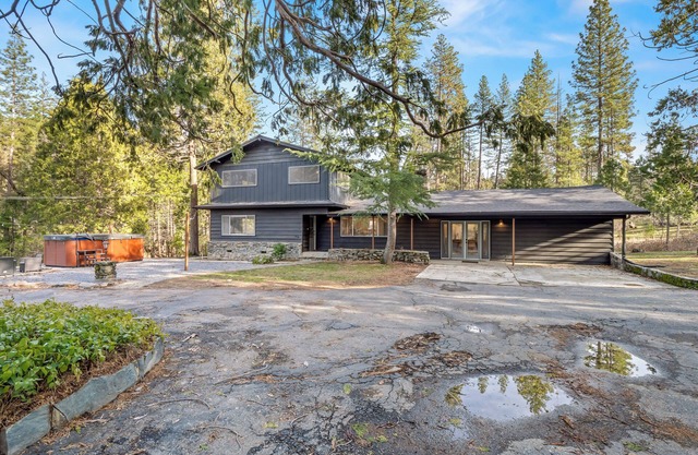 2 Units! 9 Bed/5 Bath, 2 Hot Tubs, 2 Game Rooms! Main House + Barn!