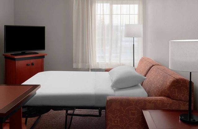 2 Welcoming Suites Near Roseville Golfland Sunsplash, Perfect for Families!