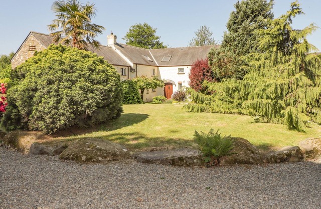 2 YR HEN FELIN, pet friendly, country holiday cottage in Letterston