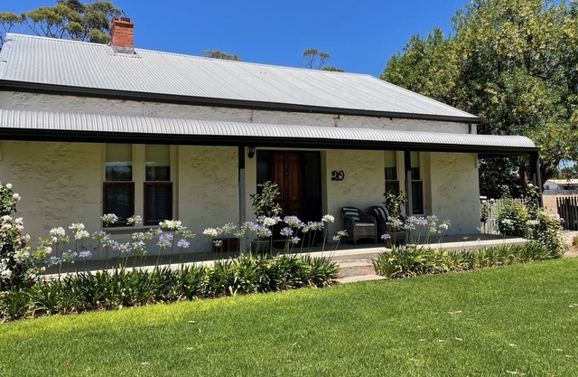 20 Hill Ave Bed & Breakfast - 'feel at home, when away'