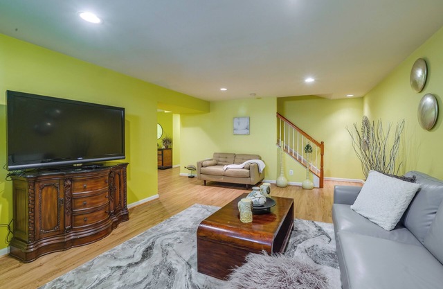 20 Mi to Downtown DC: Pet-Friendly Lorton Apt!