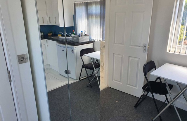 20 mins Heathrow,15 mins Elizabeth line, 20 mins Wembley, 25 mins Central London