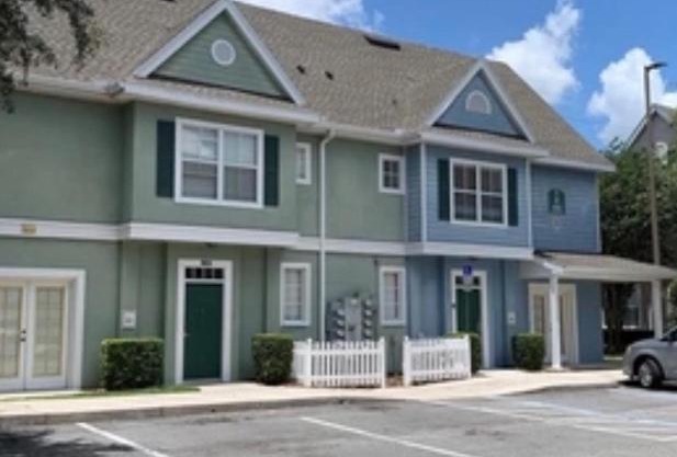 20 minutes to Disney. 4BR, 3BTH. Beautiful and cozy townhouse. All amenities of a resor.