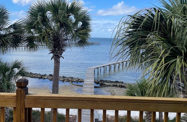 20% OFF FALL! BAYFRONT - Old Florida Style Cottage w/private dock!