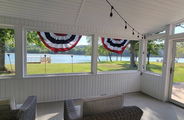 20% OFF Lakefront Tiny Home Dock, Hot Tub, Firepit