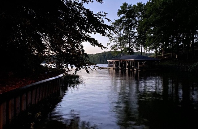 20% off Waterfront 2 primary suites, water front, dog-friendly, firepit!