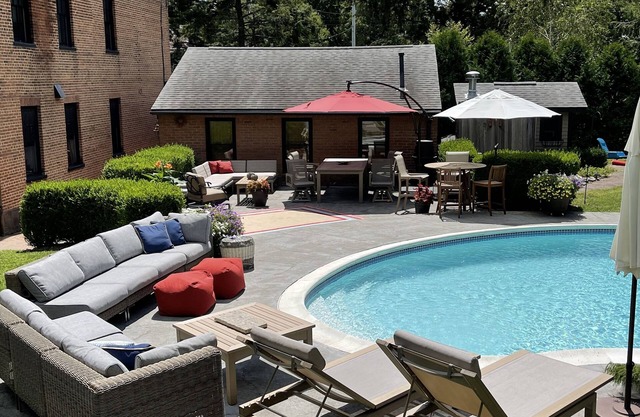 200 yr old Historic Farmhouse in Walkable City Neighborhood - 35 min to Saratoga