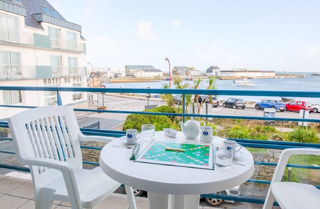 200m from the beach, seaview flat for 2