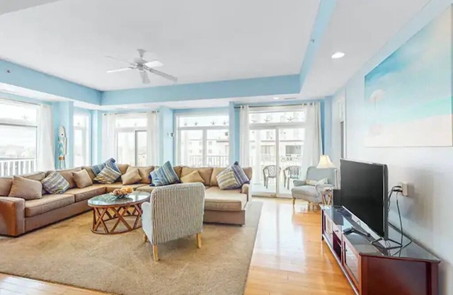 ⭐️201 St. Kitts Gorgeous 50 steps to Beach Freshly Painted⭐️