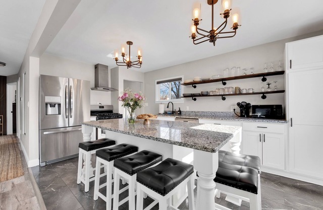 2025 Newly Furnished OPEN CONCEPT 1700 Total SQ FT 5 TVS, GIG WiFi 185+Channels