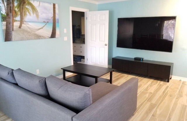 206 10 - All, 2 Bedroom, Flat Screen TV's, Short walk to Beach and Pet Friendly