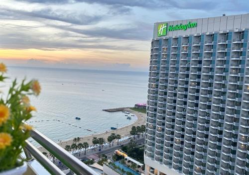 20FL Beach Front Huge 1-Bed Condo Next to 5-Star Hotels