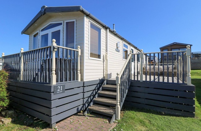 21 BAY VIEW, pet friendly, with pool in Cross Inn