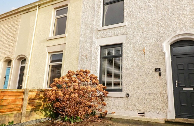 21 WEST VIEW, family friendly, character holiday cottage in Clitheroe